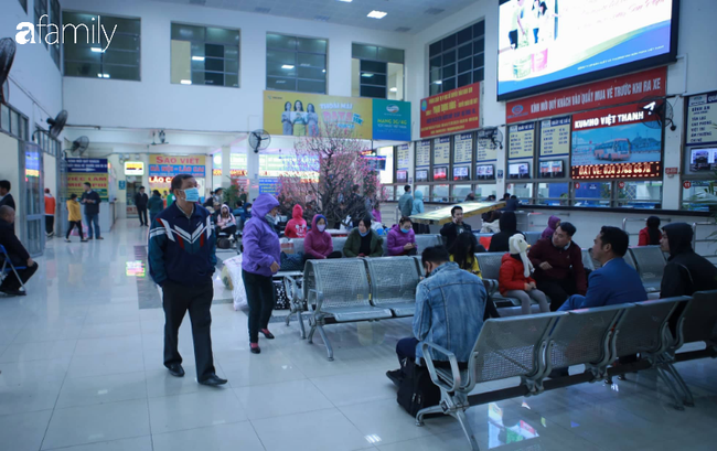 Nhân viên điều hành bến xe cho biết từ ngày di dời tuyến xe các tỉnh Thanh Hoá, Nghệ An, Hà Tĩnh.... sang khu vực khác lượng hành khách giảm hẳn.