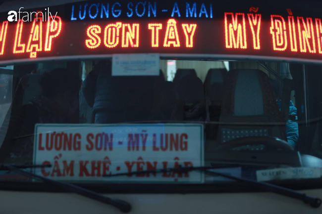 Ghi nhận bên trong khu vực đón trả khách dù xe chuẩn bị ra khỏi bến tuy nhiên nhiều nhà xe chỉ có vài hành khách.