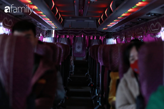 Cùng chung cảnh ế ẩm như nhiều nhà xe khác, anh Phương (lái xe tuyến Tuyên Quang- Mỹ Đình) cho biết chưa năm nào xe nhà anh vắng khách đến vậy. 