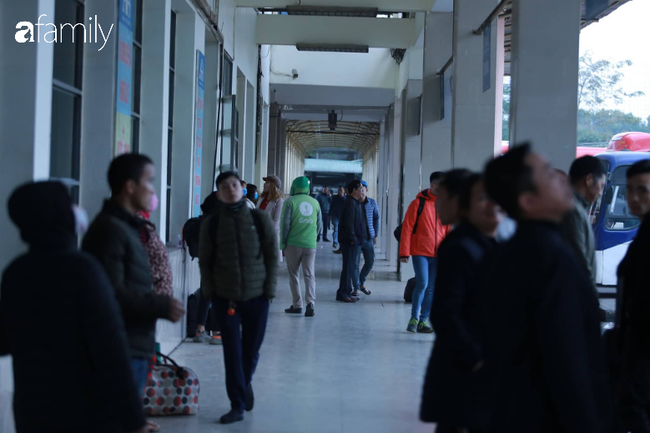 Trao đổi với chúng tôi, lãnh đạo bến xe Mỹ Đình cho biết nguyên nhân khiến lượng khách tại bến giảm đáng kể là do các tuyến Thanh Hoá, Nghệ An, Hà Tĩnh không còn được phép hoạt động tại bến chiếm một lượng khách đáng kể. Hơn nữa việc nhiều nhà xe hoạt động trá hình làm bến cóc bên ngoài bến xe, xe đưa đón tận nơi cũng là nguyên nhân khiến lượng khách tại bến giảm.