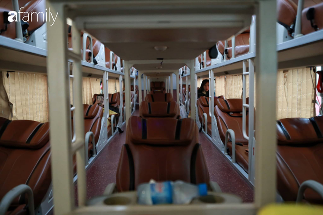 Anh Huy (lái xe tuyến Hà Nội- Lào Cai) cho biết nhà xe vừa đầu tư thêm chiếc xe mới này để phục vụ đưa đón người dân về quê ăn Tết tuy nhiên lượng khách trái ngược hoàn toàn so với số ghế trên xe. 