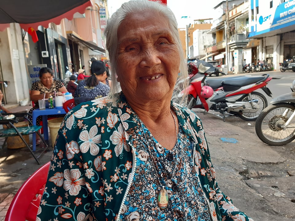 Nghèo khổ, tuổi già vẫn phải mưu sinh nhưng nghệ sĩ Hồng Sáp vui khi có việc để làm.