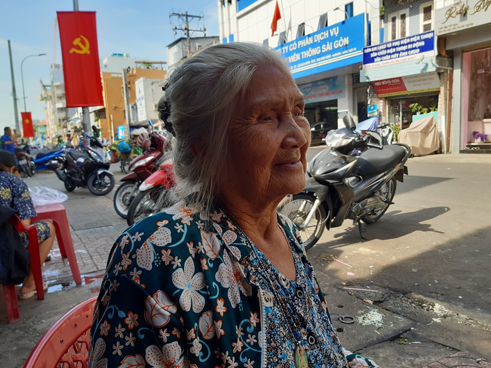 Nghệ sĩ Hồng Sáp nghèo khổ từ thập kỷ này sang thập kỷ khác nên riết rồi hết biết buồn. 