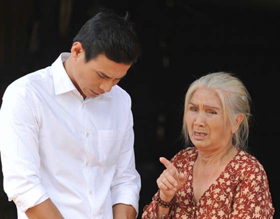 Nữ nghệ sĩ có mái tóc bạc phơ trở thành hình ảnh quen thuộc trong lòng khán giả.