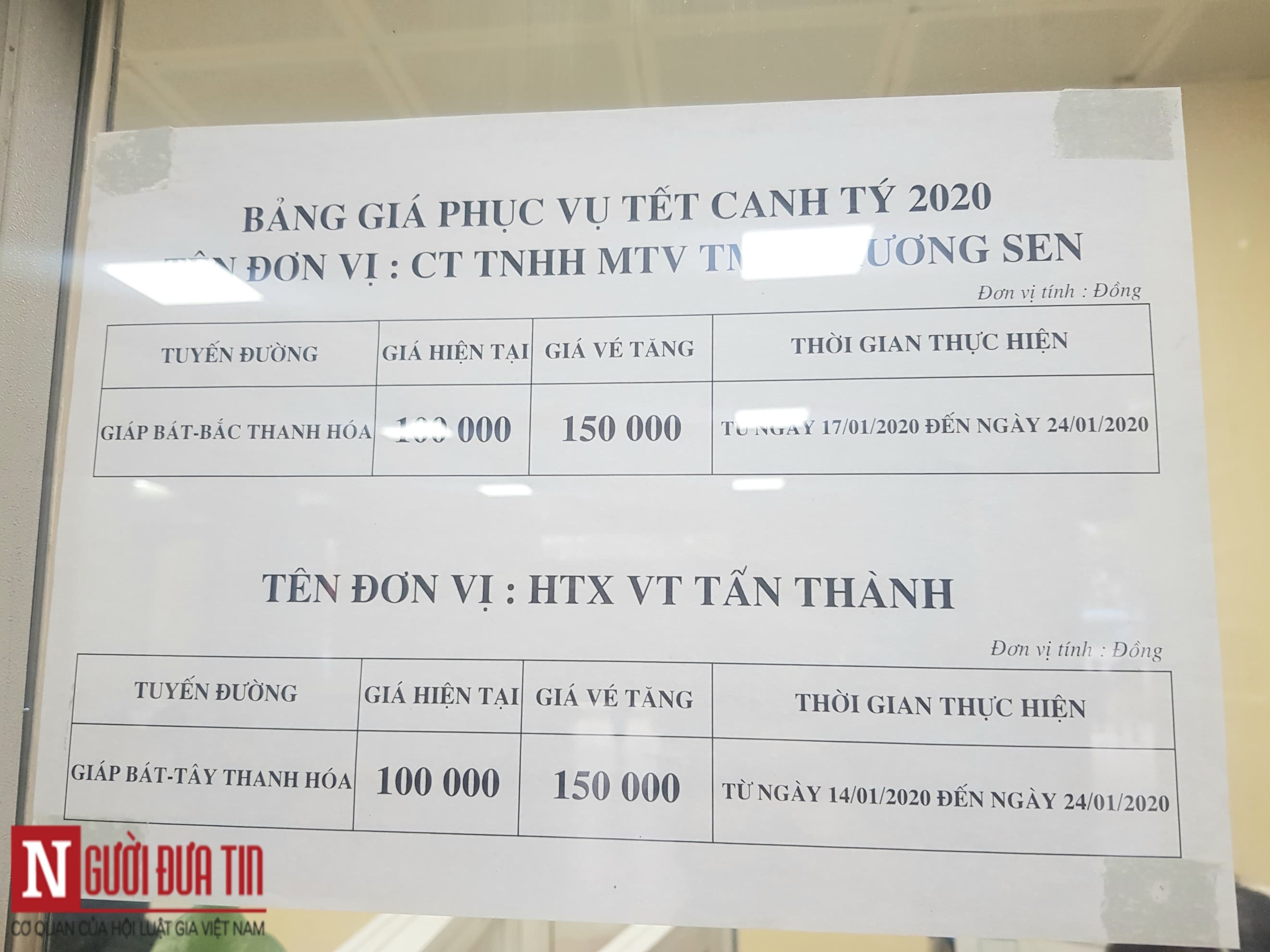 Một doanh nghiệp dán bản thông báo tăng 50% giá vé từ ngày 14/1 đến 24/1.