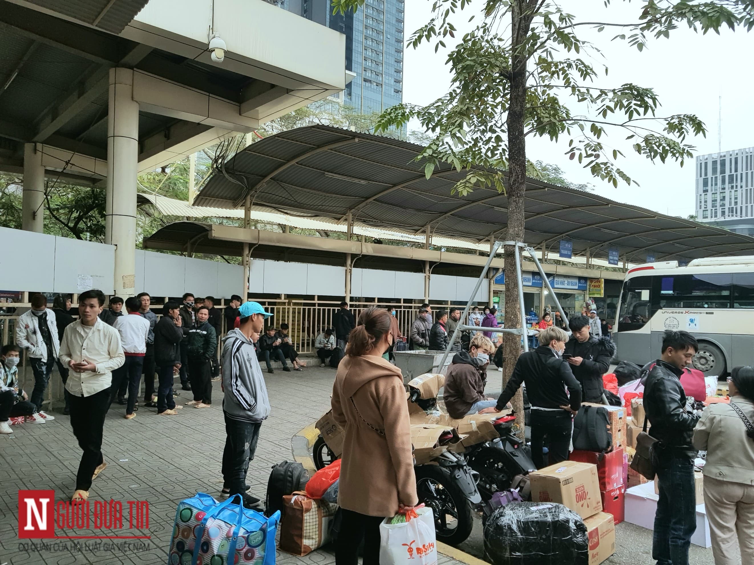 Người dân tỏ ra hài lòng khi các đơn vị kinh doanh vận tải tại bến xe Mỹ Đình vẫn giữ đúng giá.