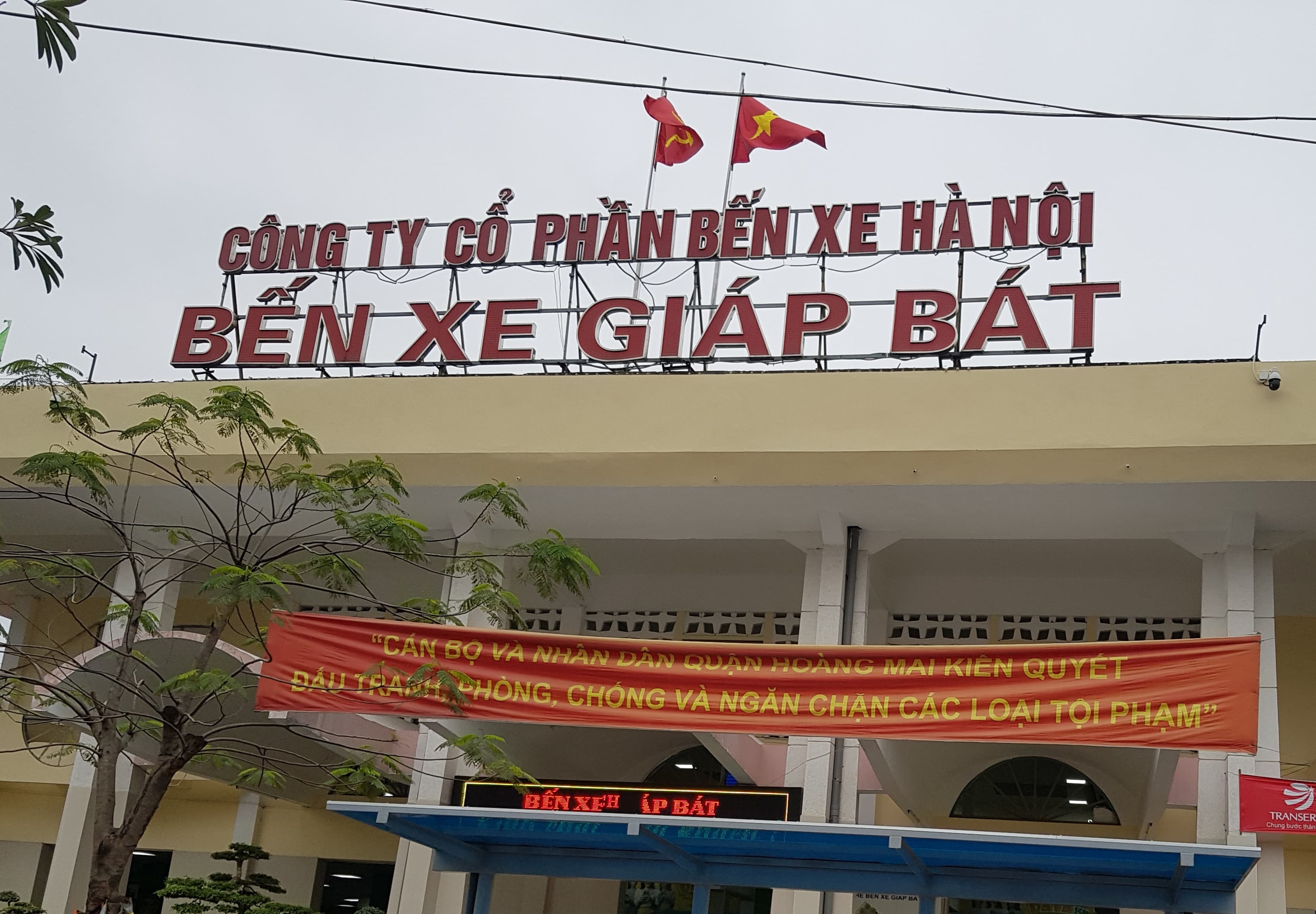 Hàng loạt nhà xe tại bến xe Giáp Bát đồng loạt tăng giá khiến người dân 