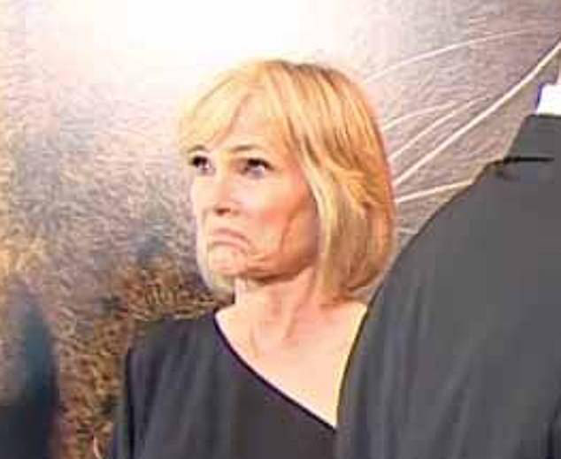 Vẻ mặt của bà Bay.