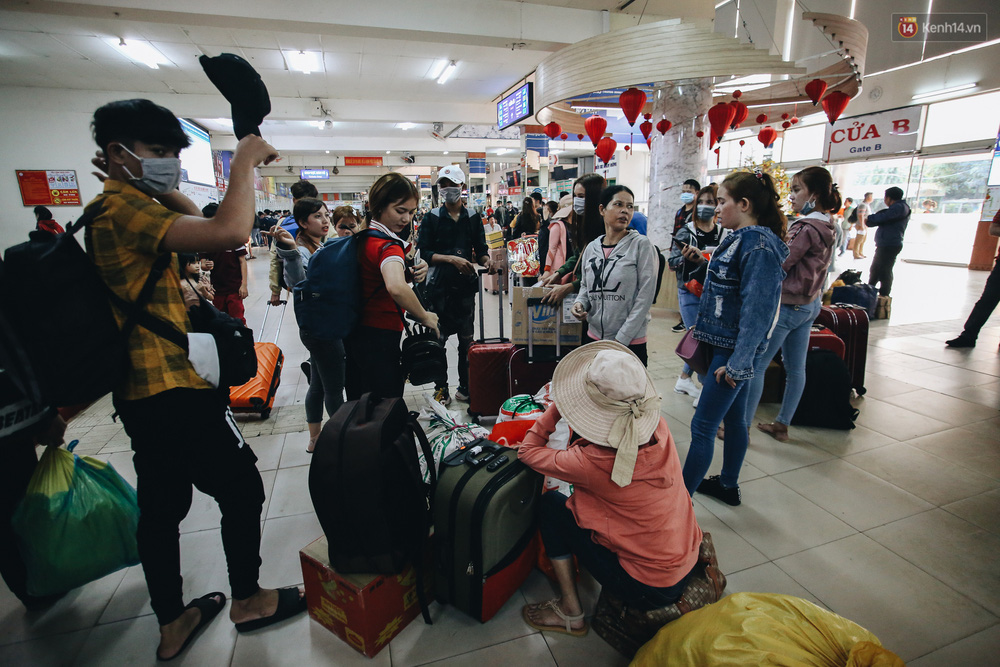 Do bến xe quá đông và nhiều hàng hoá nên hành lý người dân bỏ la liệt trên sàn, có nhiều người ngồi lên hành lý để chờ.