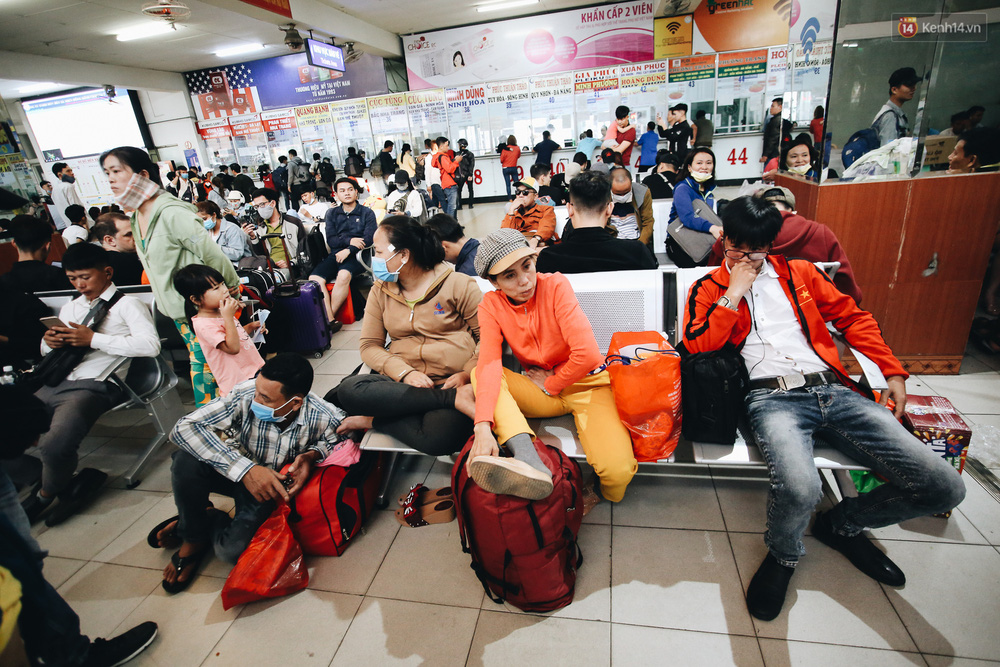 Người ngồi dưới sàn, người gác chân lên ghế hoặc hành lý chờ đợi mệt mỏi về đến bến xe sớm.