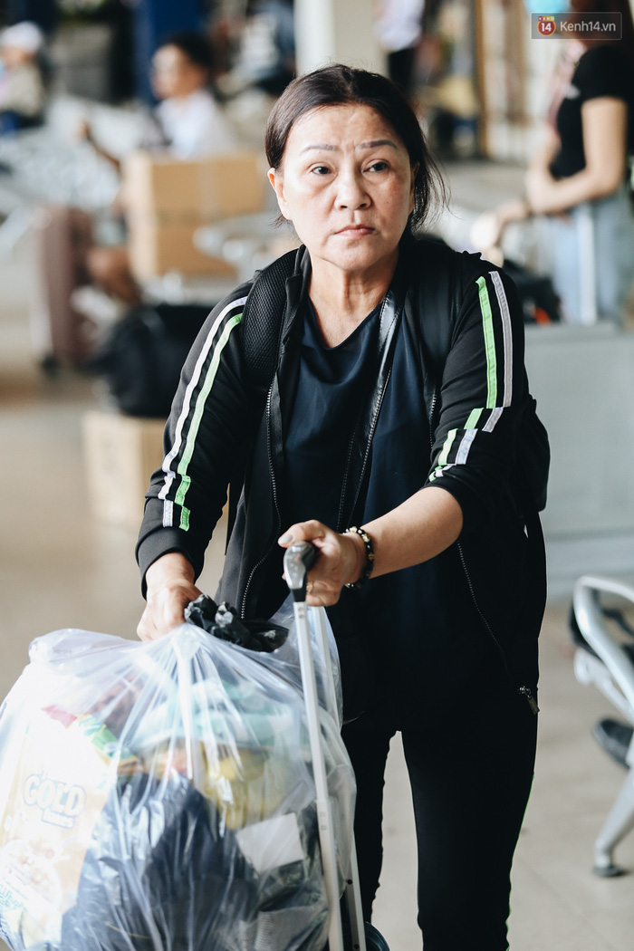 Do bãi xe rất đông, nhiều lúc kẹt nên hành khách cũng mệt mỏi đi tìm xe.