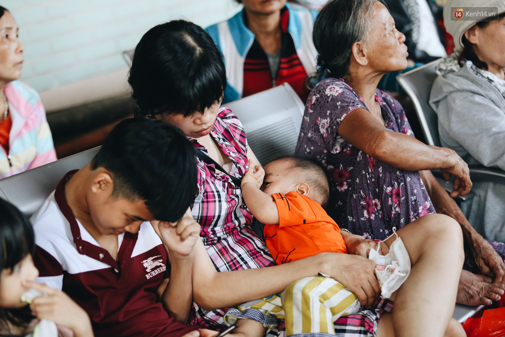 Mẹ ngủ gật trong lúc cho con bú sữa.