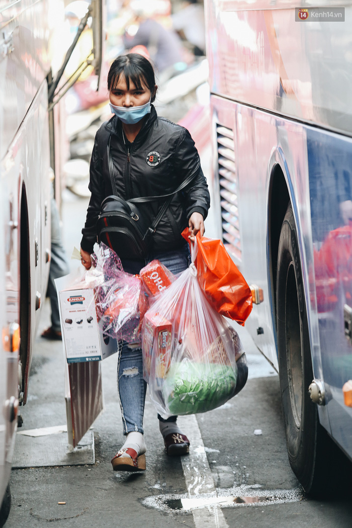 Hành khách quá sốt ruột tranh thủ ra xe sớm nhưng xe khách lại chưa về đến bến do đang bị kẹt xe bên ngoài.