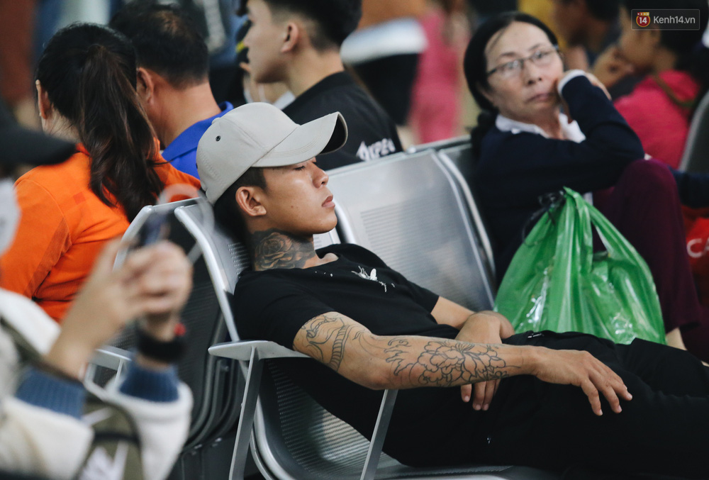 Nam hành khách tranh thủ chợp mắt khi đang ngồi chờ.