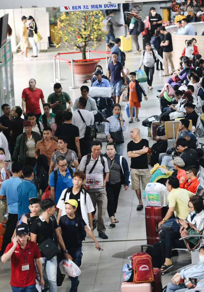 Bến xe Miền Đông vào chiều cuối năm luôn chật kín hành khách tại nhà chờ.