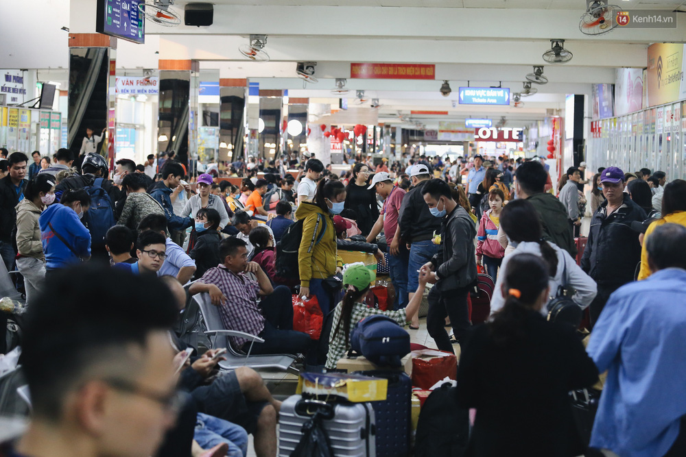 Các hàng ghế nhà chờ không còn chỗ trống, khách ngồi la liệt từ trên ghế đến dưới sàn.