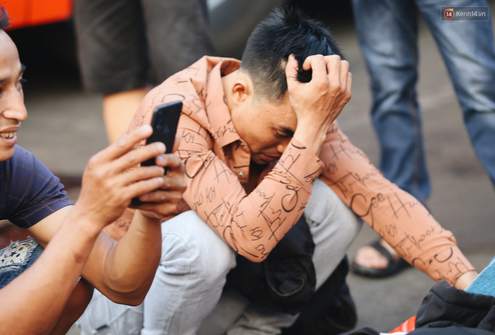 Nam hành khách ôm đầu mệt mỏi trước khi lên xe.