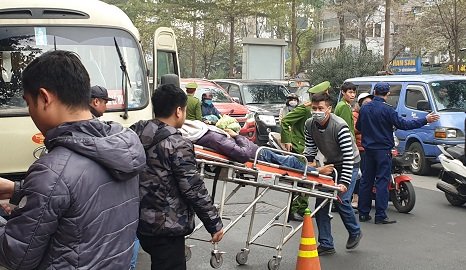 Lực lượng chức năng đưa thi thể nạn nhân đi khám nghiệm tử thi. Ảnh: báo Giao thông