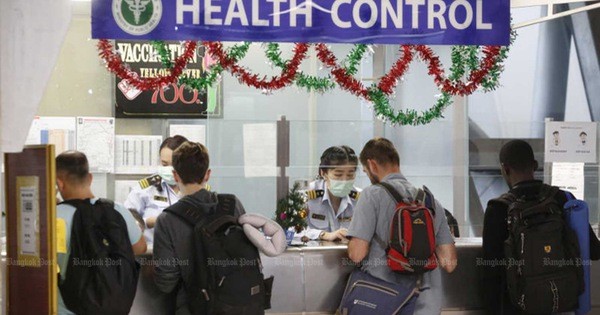 Các hành khách đang kiểm tra sức khỏe tại sân bay Suvarnabhumi – Thái Lan. Ảnh: Bangkok Post