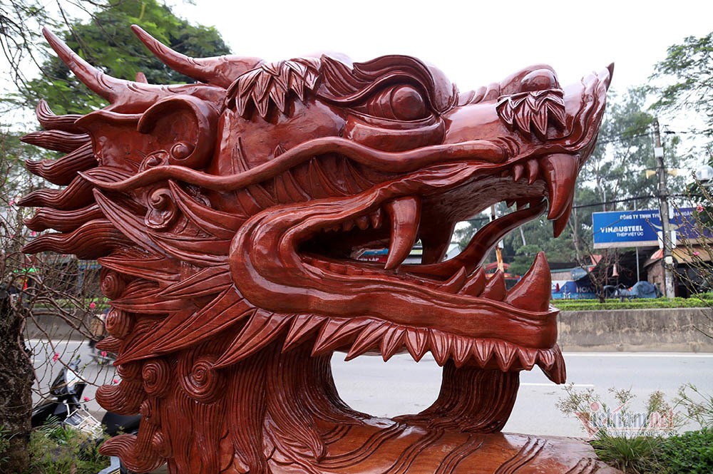 Chiếc đầu rồng được chạm khắc tỉ mỉ tinh tế.