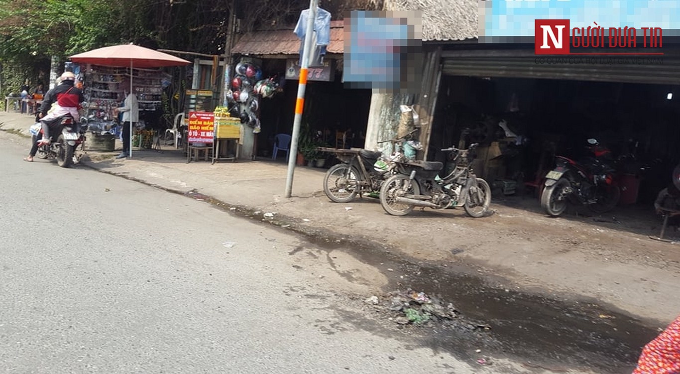 Một tiệm vá xe ngay bên đường gần khu vực có đinh.