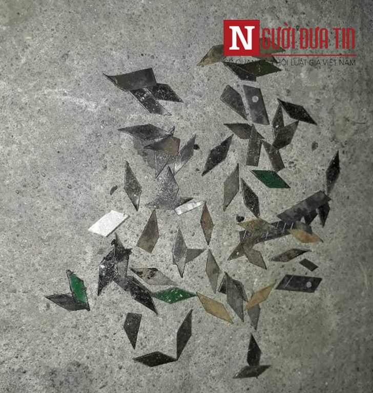 Đinh rải trên đường là dao rọc giấy cắt hình ka rô sắc nhọn.