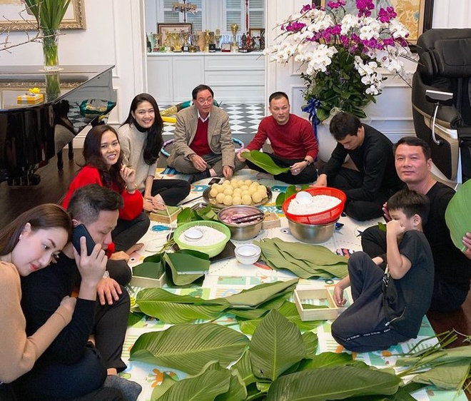 Trong ảnh, các thành viên của gia đình Á hậu Thanh Tú quây quần, ấm cúng trong những ngày cuối năm, cùng nhau gói bánh chưng chuẩn bị đón Tết. Góp mặt trong không gian ấm áp của gia đình Thanh Tú còn có chị gái - Á hậu Ngô Trà My và ông xã doanh nhân Lê Hoàn. 