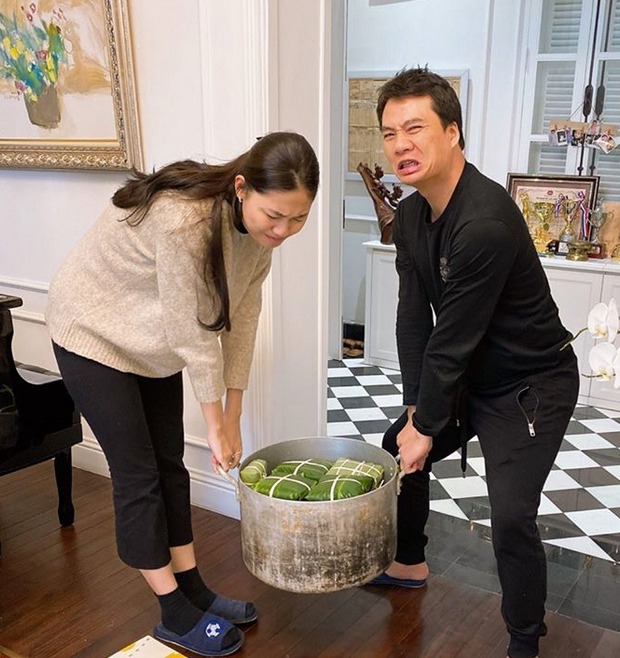 Á hậu Thanh Tú và ông xã đại gia khoe thành quả của cả nhà sau buổi gói bánh chưng. Từ khi kết hôn, người đẹp sống kín tiếng, cô gần như không tham gia hoạt động giải trí, dành thời gian chăm sóc gia đình nhỏ. 