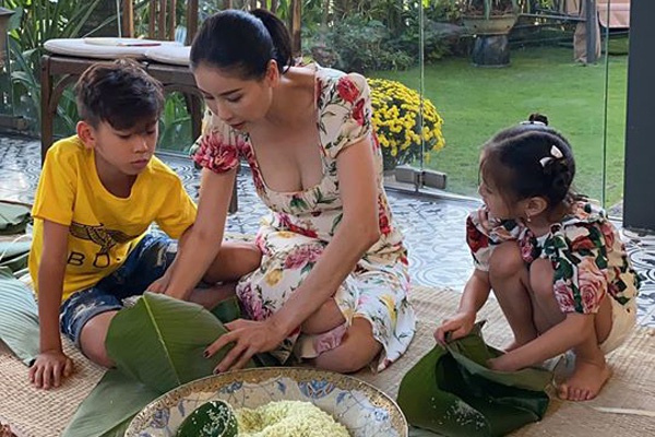  Trong không khí đón xuân, Hoa hậu Hà Kiều Anh cùng các con tự tay gói bánh chưng đón Tết. Những chiếc bánh chưng xinh xắn được người đẹp gói rất tỉ mỉ và đẹp mắt.