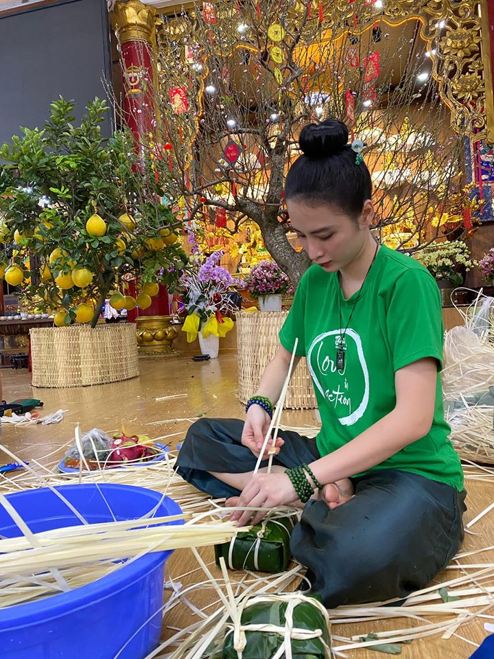 Angela Phương Trinh lên chùa cùng mọi người gói bánh chưng. Khoảnh khắc giản dị của nữ diễn viên sinh năm 1995 nhận được nhiều tình cảm yêu mến của khán giả.