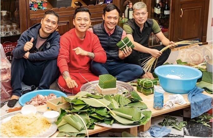 Dù tất bật công việc ngày cuối năm, nhưng Tuấn Hưng vẫn dành thời gian cùng bạn bè thân thiết gói bánh chưng đón Tết Canh Tý. Đây là hoạt động quen thuộc của nam ca sĩ và gia đình mỗi dịp Tết đến xuân về.