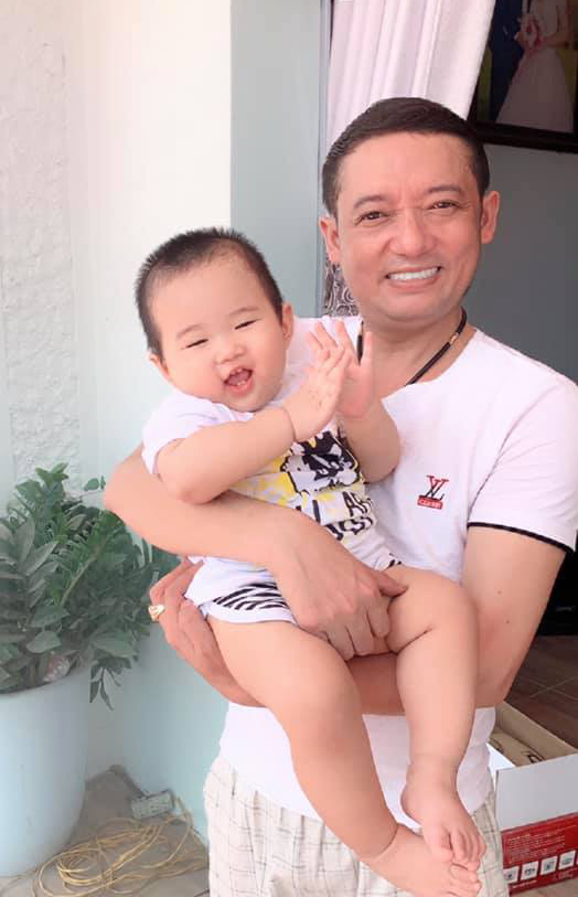 Danh hài Chiến Thắng thường xuyên khoe ảnh con trên trang cá nhân
