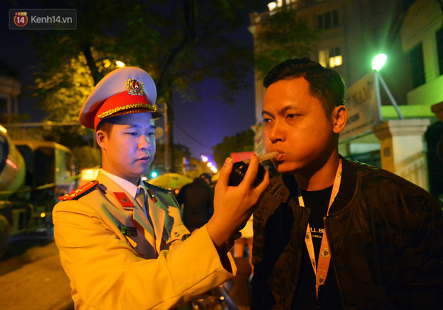 Sau 15 ngày ra quân xử phạt các trường hợp vi phạm nồng độ cồn, lực lượng chức năng đã xử lý 6.279 tài xế, phạt tiền hơn 21 tỷ đồng. Ảnh: Hoàng Anh.
