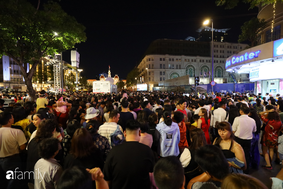 Cả đoạn đường dài gần 1km đều chật kín người đi bộ.