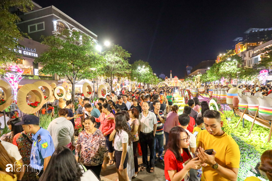 Hàng nghìn người có mặt ở đường hoa Nguyễn Huệ vào tối nay.