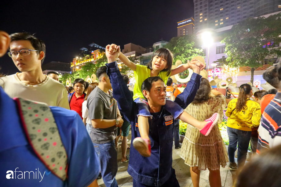 Một hình ảnh rất đẹp của hai bố con nhân lúc vừa tan làm liền tranh thủ đến đường hoa nhìn ngắm, chờ đón ngày Tết cận kề.