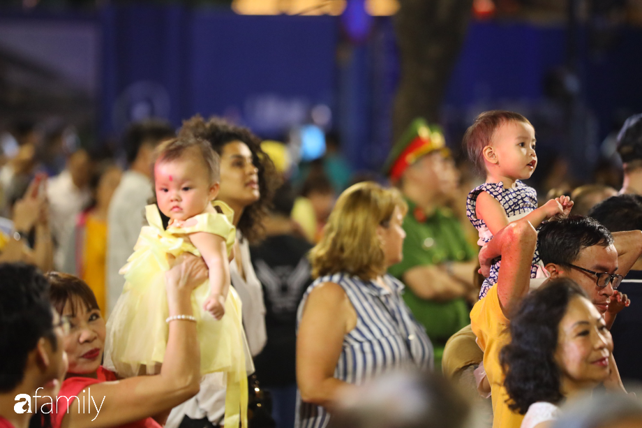 Các em bé nhỏ đa phần phải leo lên vai bố mẹ để có thể quan sát cũng như được thoải mái hơn.