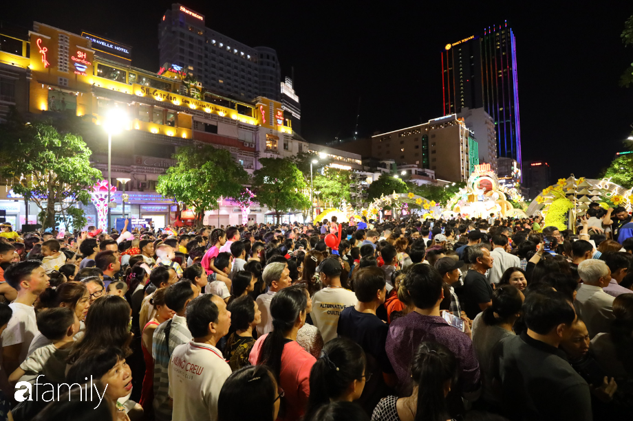 Nhưng với số lượng người như thế này thì chẳng biết xem hoa bằng cách nào!?