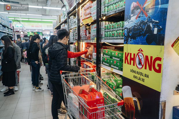 So với mọi năm, gian hàng bia rượu trong một siêu thị lớn ở Hà Nội không còn tấp nập. Bên cạnh đó có dán tấm biển 