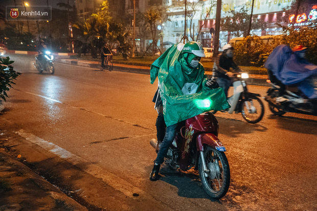 Một khách hàng sau khi tan cuộc nhậu đã bắt xe ôm công nghệ để về nhà.