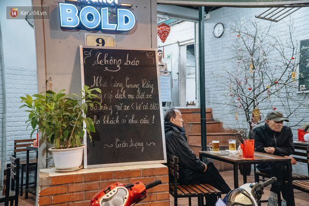 Quán nhậu của anh Cường treo bảng thông báo hỗ trợ khách hàng dịch vụ đặt xe và trông giữ xe qua đêm.