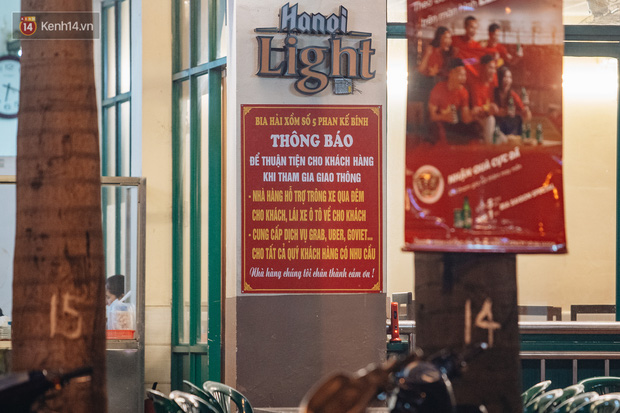 Một quán nhậu khác cũng tung ra dịch vụ hỗ trợ các thượng đế hết sức nhưng xem ra, tình hình kinh doanh vẫn không khả quan.