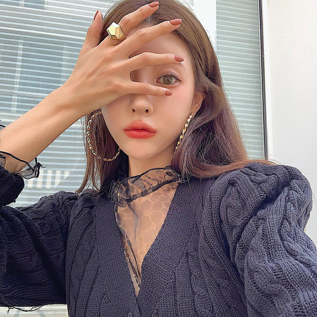 Cũng đừng đánh giá thấp khuyên tai tròn cỡ lớn, vì ngay cả khi bạn chỉ để tóc suông thẳng thì em nó vẫn khiến khuôn mặt quyến rũ hơn hẳn.