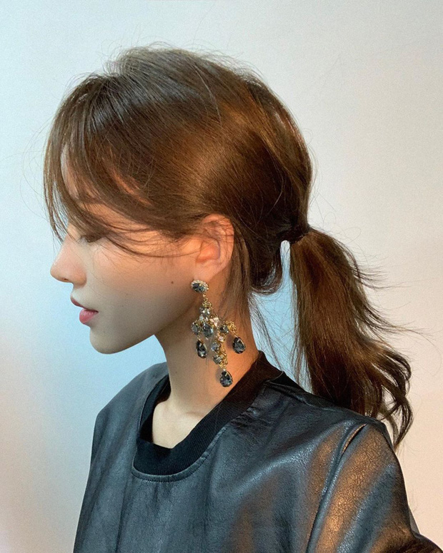 Ngay cả khi diện kiểu tóc buộc thấp, bạn vẫn có thể lộng lẫy xinh đẹp xuất thần nếu chịu khó uốn xoăn chút đỉnh, và nhấn nhá với một đôi khuyên tai to bản, đính đá cầu kỳ như thế này.