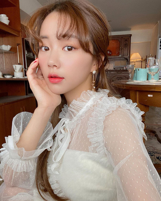 Kiểu tóc buộc nửa trên tóc dài cực kỳ hợp cạ với khuyên tai dài, mảnh yểu điệu dịu dàng.