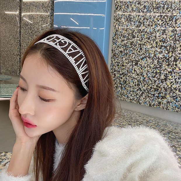 Nàng nào tóc thẳng mà ngại uốn xoăn hoặc không có nhiều thời gian chuẩn bị thì chỉ cần một chiếc bờm đính đá to bản như thế này là xinh khỏi nghĩ rồi.