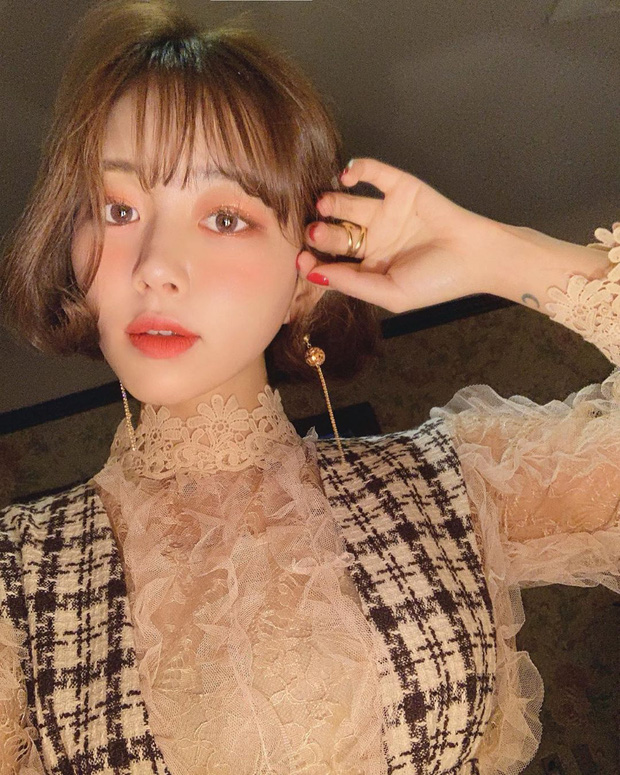 Kiểu khuyên tai dài, mảnh với điểm nhấn là hạt tròn, hạt đá như thế này cũng là lựa chọn hoàn hảo cho tóc bob. Bạn có thể để tóc bob thẳng, nhưng uốn xoăn nhẹ sẽ xinh hơn nhiều đó.