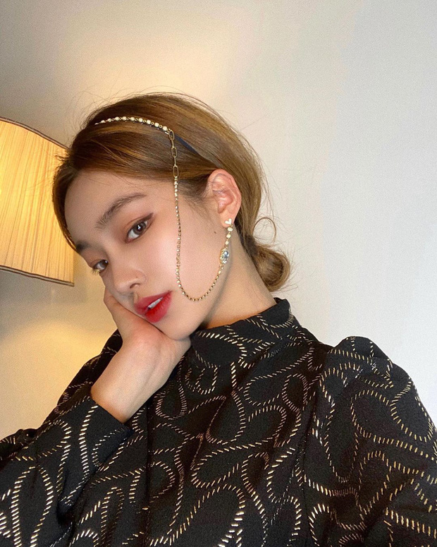 Trong trường hợp ngại uốn xoăn, bạn có thể kết hợp món phụ kiện này với tóc búi thấp cũng cực xinh và sang.