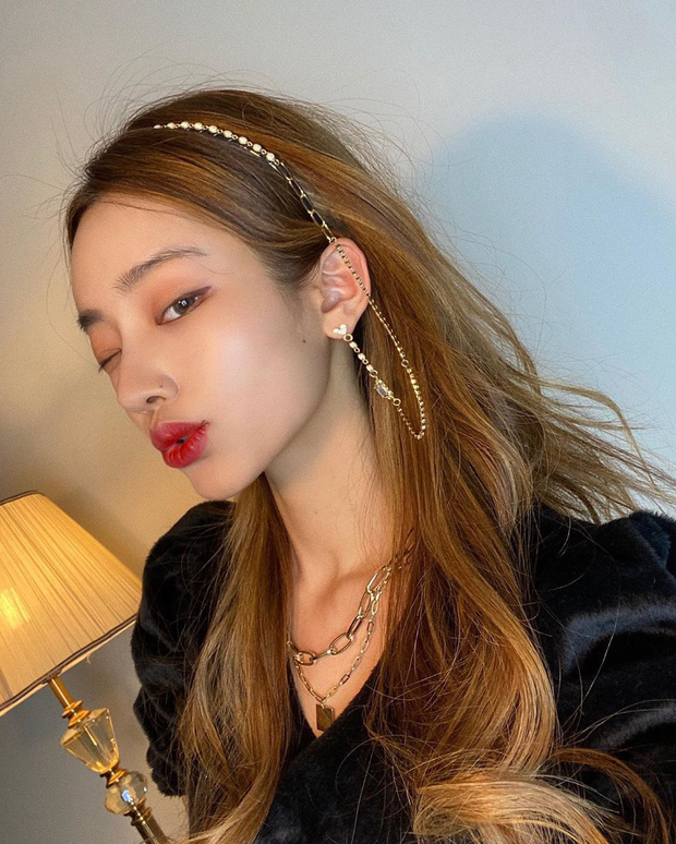 Chiếc bờm kiêm khuyên tai độc đáo này sẽ giúp bạn hô biến vẻ lộng lẫy chỉ trong một nốt nhạc, đỡ nhất là chẳng cần lo phối bờm này với khuyên tai kia. Trong trường hợp này, tóc xoăn bồng bềnh vẫn là hợp rơ nhất.