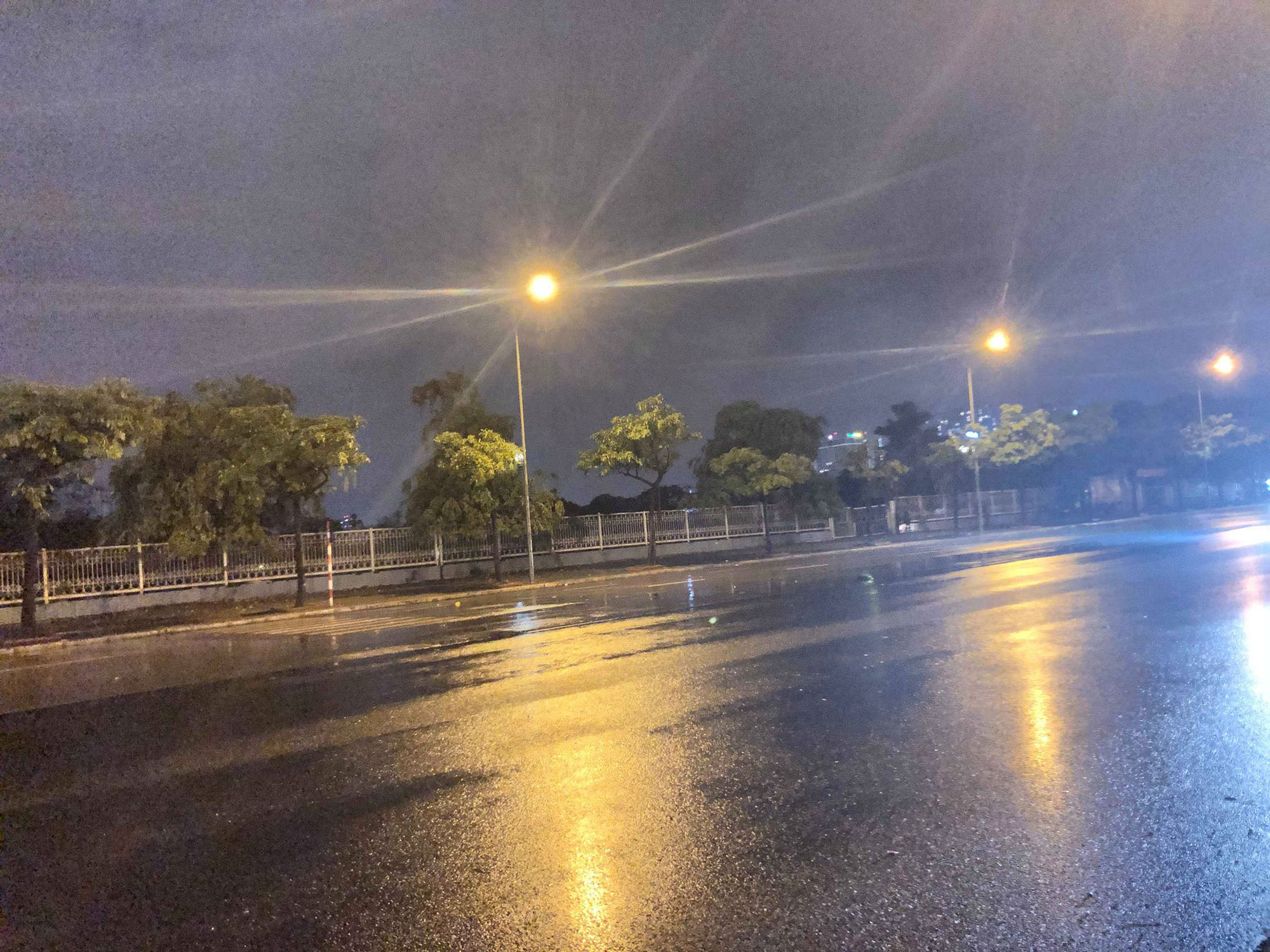 Đường phố Hà Nội vắng tanh không 1 bóng người.